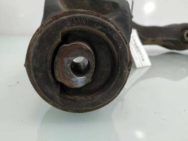 7L0407153B Brazo inferior izquierdo de la suspensión delantera  en stock Granada