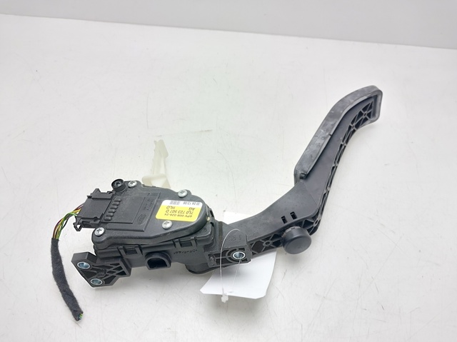 7L0723507D PORSCHE Pedal del acelerador  en stock Córdoba