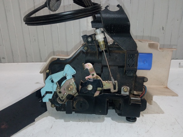 7L0839015 PORSCHE Cerradura de puerta trasera izquierda  en stock Huelva