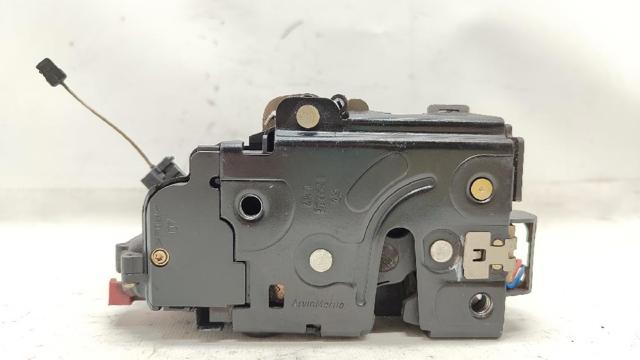VAG 7L0839016 Cerradura de la puerta trasera derecha  en stock Terrassa