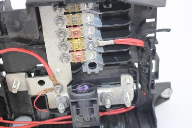 7L0937548C VAG Caja de fusibles trasera interior comprar Madrid