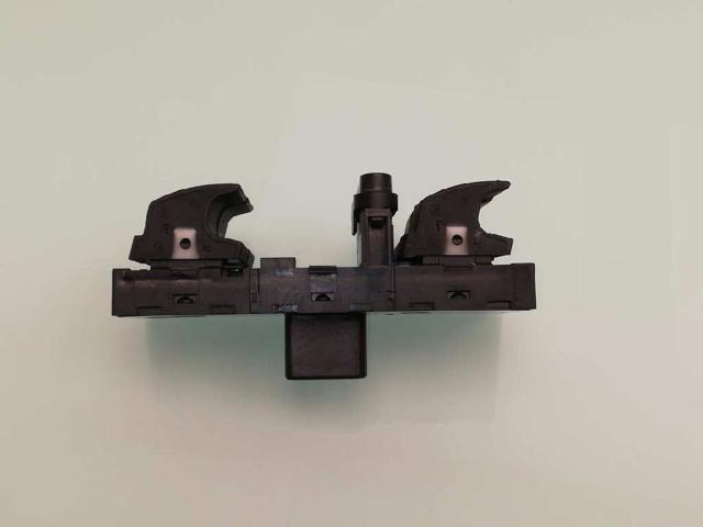 7L6959857E Interruptor de elevalunas delantera izquierda  en stock Sabadell