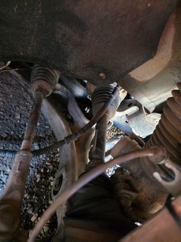 7L8407152K Brazo inferior derecho de la suspensión delantera  disponible Utrera