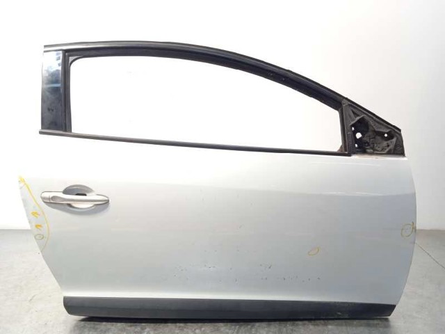 Puerta delantera derecha 801005996R Renault (RVI)