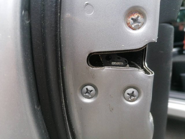 Cerradura de puerta delantera izquierda 80501EY10D Nissan