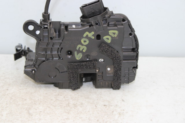 805022764R Cerradura de puerta delantera derecha  en stock Granada
