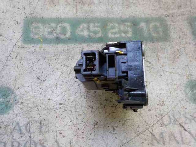 805025267R Cerradura de puerta delantera derecha  en stock Sabadell