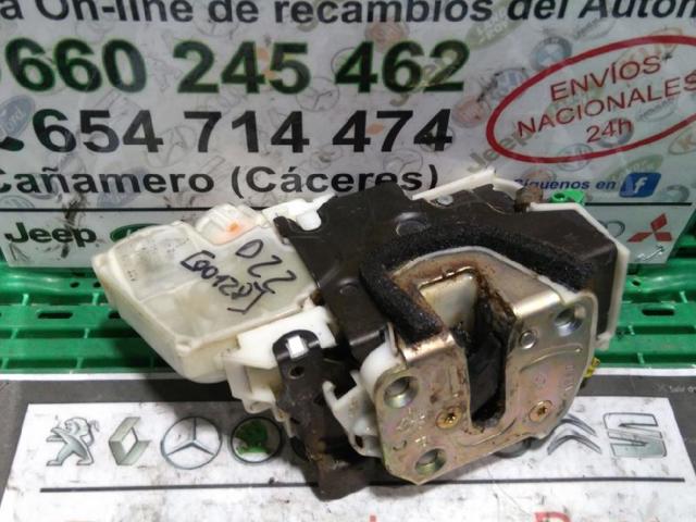 NISSAN 805025P01A Cerradura de puerta delantera derecha  en stock Salamanca