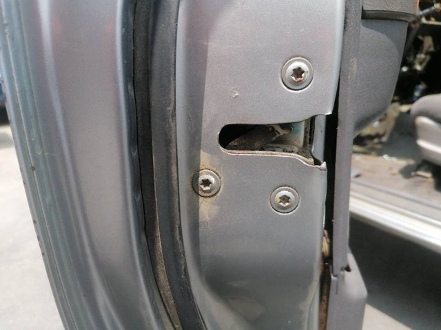 Cerradura de puerta delantera izquierda 805035P060 Nissan