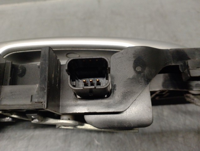 806060042R Soporte de manija exterior de puerta delantera derecha  en stock Granada
