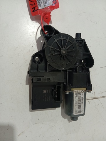 807300004R RENAULT Motor del elevalunas de la puerta delantera derecha  en stock Huelva