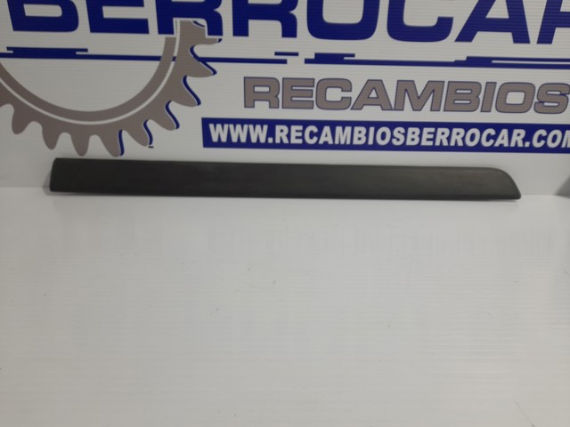 Moldura de la puerta delantera izquierda 808217463R Renault (RVI)