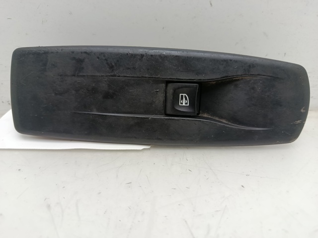 809600004R Interruptor de elevalunas trasero izquierdo  en stock Sabadell