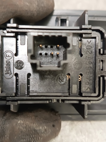 809600004R RENAULT Interruptor de elevalunas trasero izquierdo  disponible Vigo