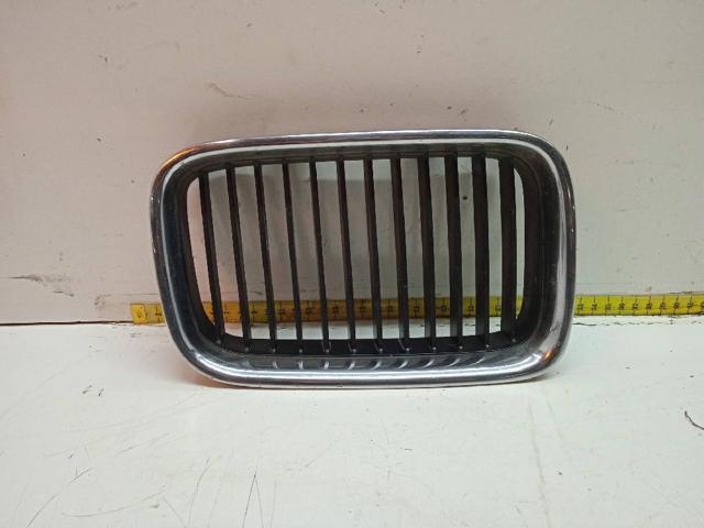 Rejilla derecha del radiador 8122238 BMW