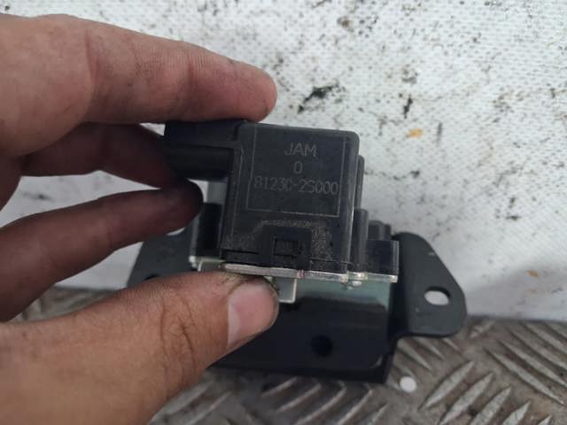 HYUNDAI 812302S000 Cerradura de tapa de maletero  disponible Lugo