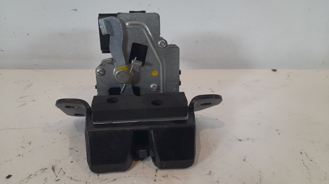812302S000 Cerradura de tapa de maletero  disponible Málaga