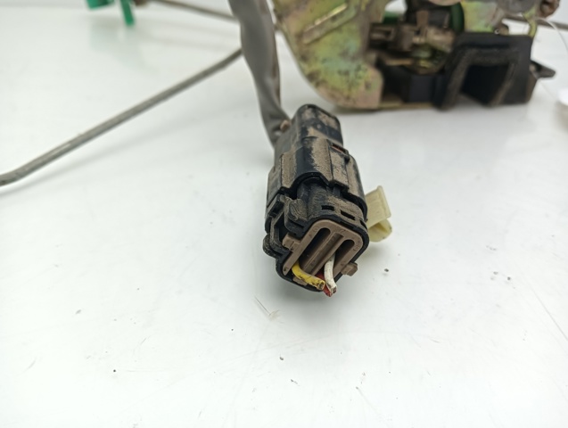 813203E010 Cerradura de puerta delantera derecha  comprar en Reus
