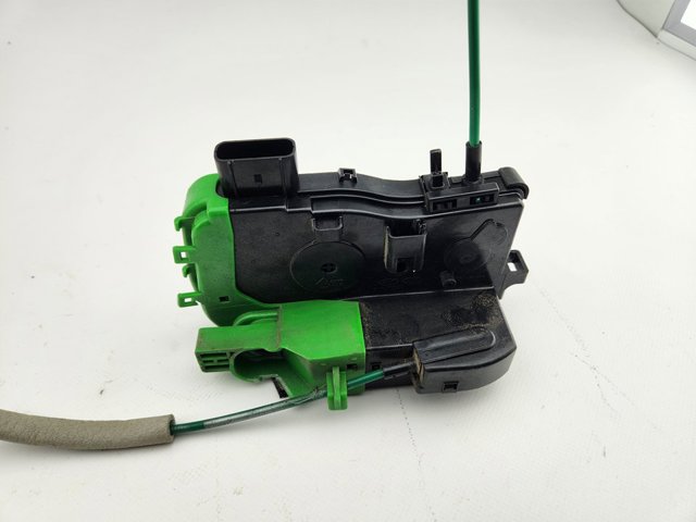 HYUNDAI 813203Z020 Cerradura de puerta delantera derecha  en stock Salamanca