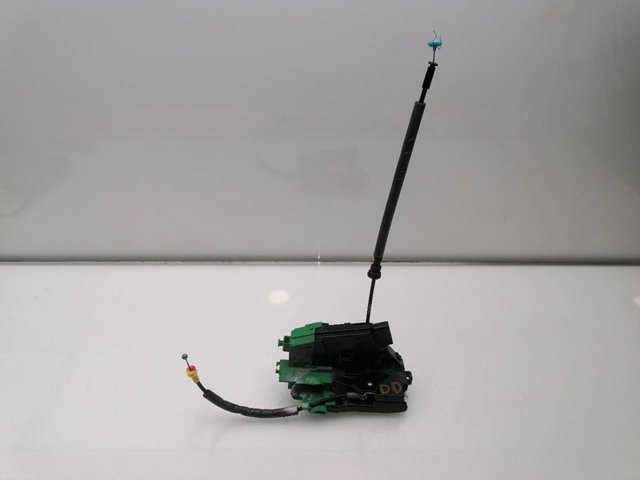 81320G3050 Cerradura de puerta delantera derecha  en stock Sabadell