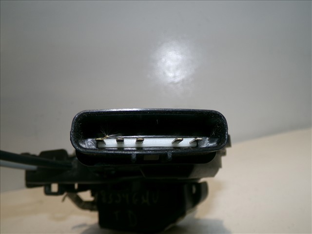 814201D010 Cerradura de la puerta trasera derecha  en stock Castellón