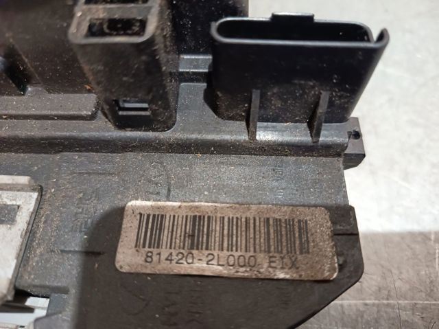814202L000 HYUNDAI Cerradura de la puerta trasera derecha  en stock Gandía
