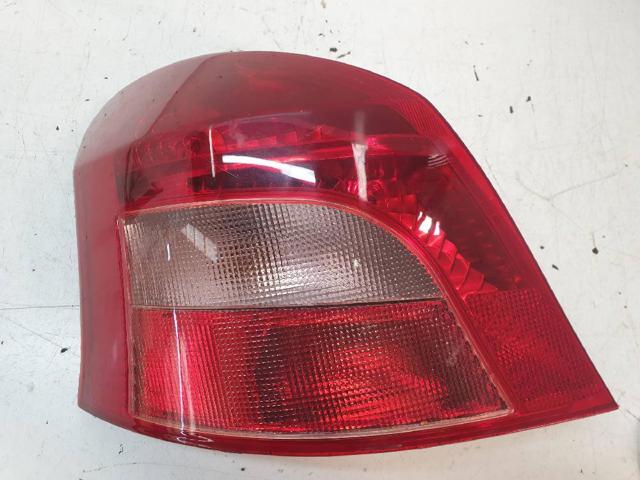 815610D110 TOYOTA Piloto trasero izquierdo  disponible Ourense
