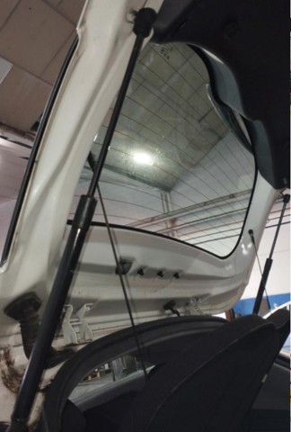 HYUNDAI 817701W200 Amortiguador de la tapa del maletero  disponible Lugo