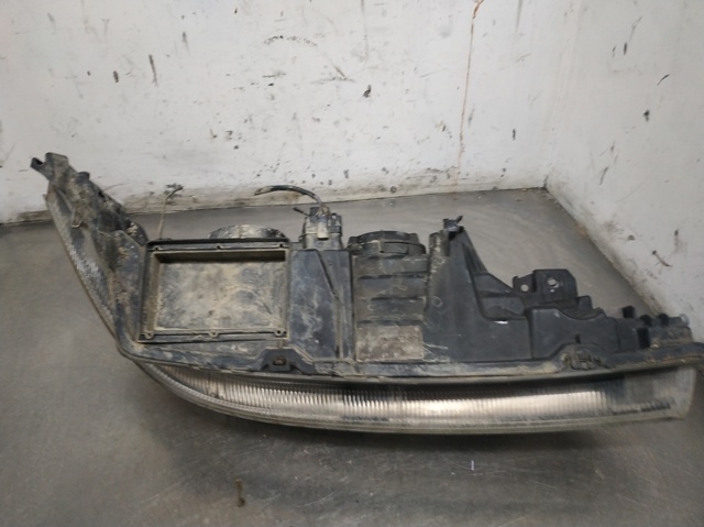 RENAULT 8200002845 Faro izquierdo  en stock Salamanca