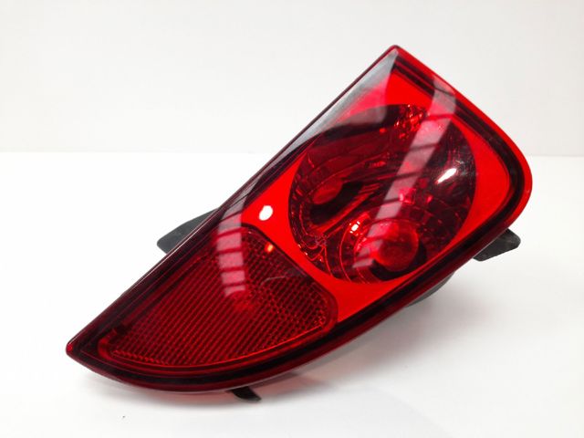 RENAULT 8200027154 Luz trasera de parachoques derecha  en stock Terrassa