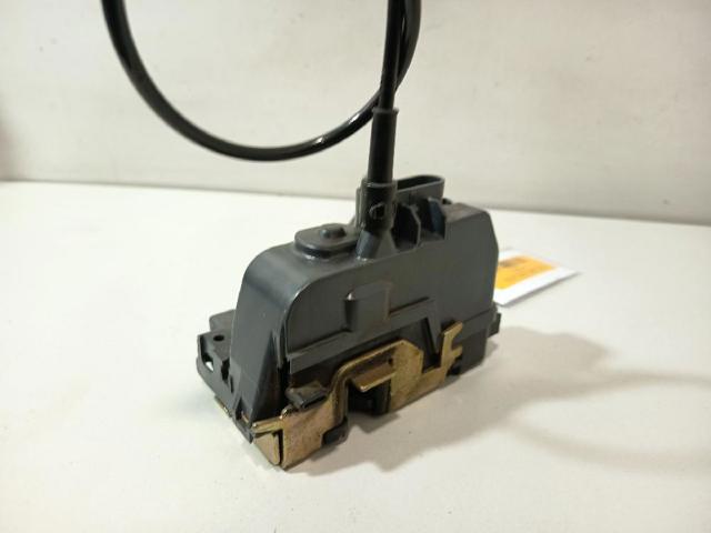 RENAULT 8200028429 Cerradura de la puerta trasera derecha  en stock Terrassa