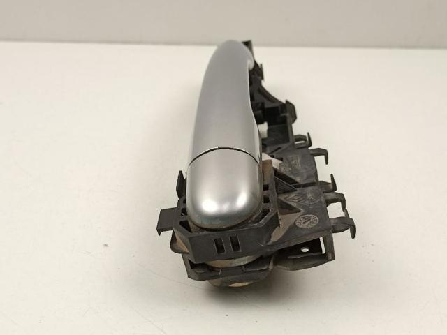 8200028464 RENAULT Soporte de manija exterior de puerta delantera derecha  en stock Gandía