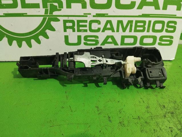 8200028464 Soporte de manija exterior de puerta delantera derecha  disponible Málaga