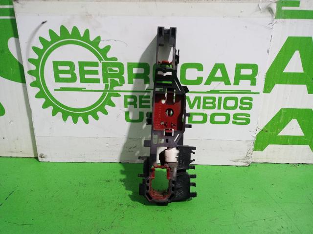8200028464 Soporte de manija exterior de puerta delantera derecha  disponible Málaga