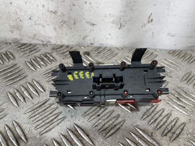 8200095493 RENAULT Boton de luz de emergencía  en stock Huelva