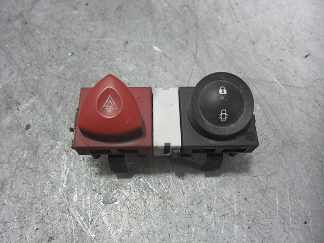 RENAULT 8200107808 Boton de luz de emergencía  en stock Terrassa
