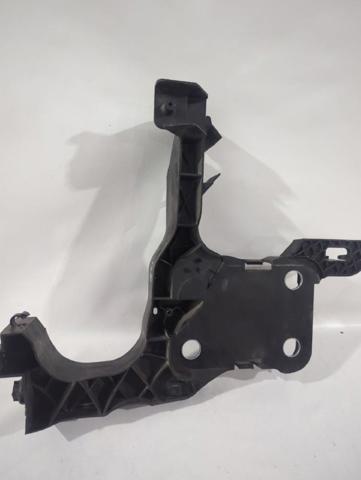 RENAULT 8200137495 Soporte izquierdo del radiador (panel de montaje de faros)  disponible Valladolid