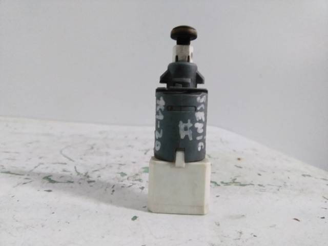 8200168238 RENAULT Interruptor de luz de freno comprar Madrid