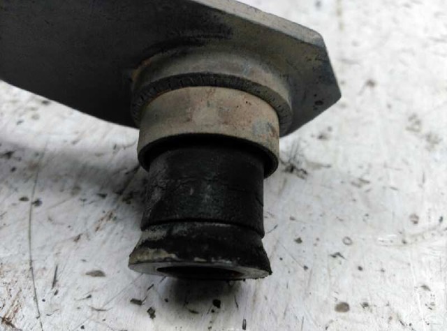 RENAULT 8200197453 Soporte de viga delantera  en stock Valencia