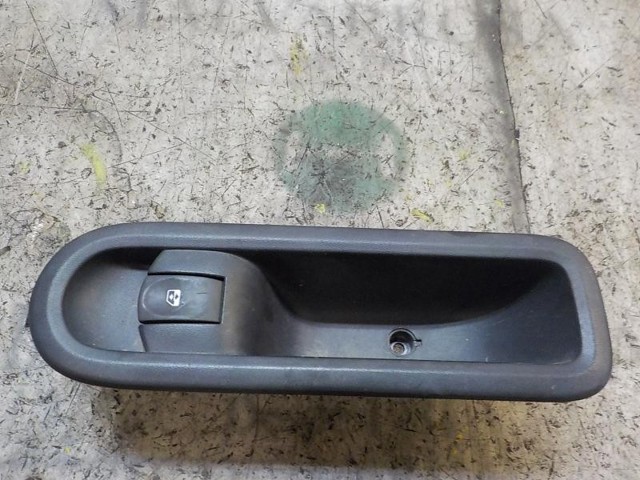 8200214936 Botón de encendido del motor del elevalunas trasero  disponible Utrera