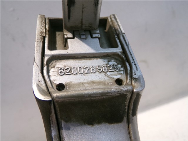 8200289825 RENAULT Soporte de manija exterior de puertas izquierdas  en stock Gandía