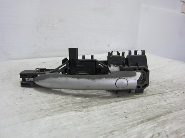 8200289825 Soporte de manija exterior de puertas izquierdas  disponible Málaga