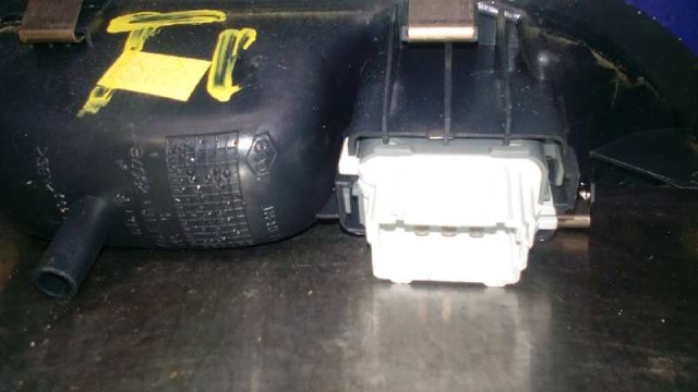 RENAULT 8200315029 Botón de encendido del motor del elevalunas trasero  disponible Valladolid