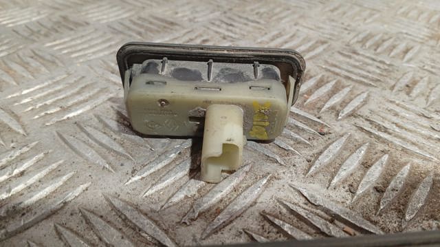 8200385515 Botón de accionamiento del cierre de la tapa del maletero (puerta trasera 3/5) comprar Sevilla