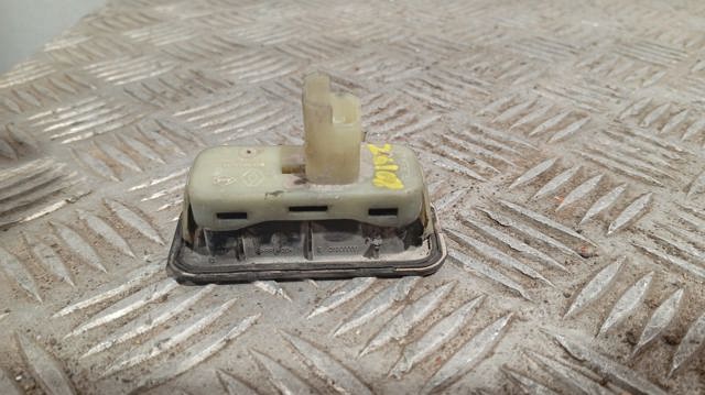 RENAULT 8200385515 Botón de accionamiento del cierre de la tapa del maletero (puerta trasera 3/5) comprar Barcelona