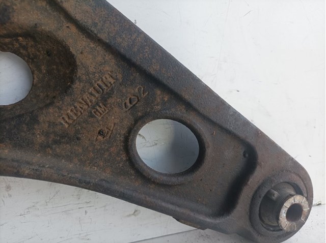 8200395007 RENAULT Brazo inferior izquierdo de la suspensión delantera  en stock Gandía