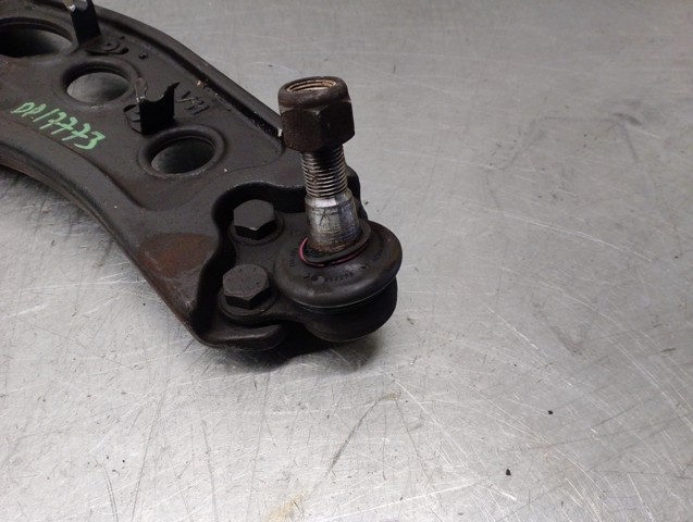 8200395034 RENAULT Brazo inferior derecho de la suspensión delantera  en stock Córdoba
