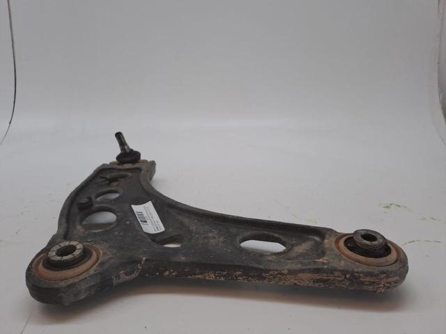 RENAULT 8200395034 Brazo inferior derecho de la suspensión delantera  en stock Valencia