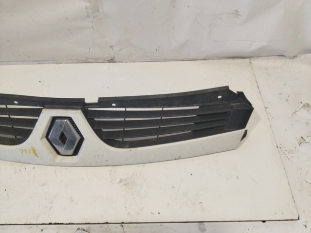 Rejilla delantera 8200426365 RENAULT