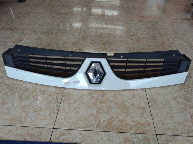 Rejilla delantera 8200426365 RENAULT